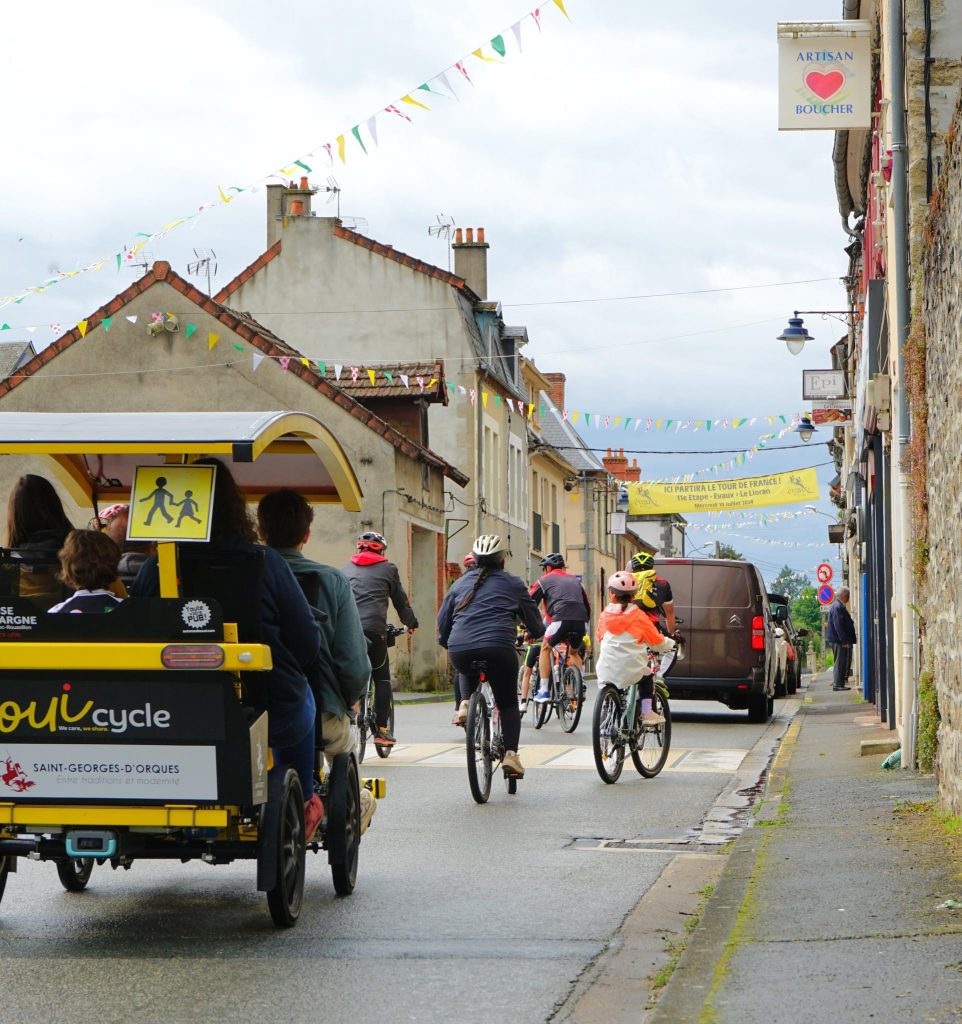 OuiCycle et cyclo-randonneurs dans les rues du bourg  ©CC Creuse Confluence